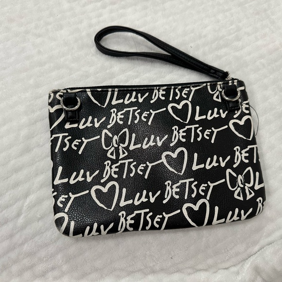 Luv Betsy Wristlet - Picture 2 of 7
